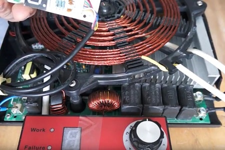 Nous réparons nous-mêmes la plaque à induction