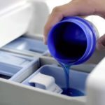 Où verser la poudre liquide dans la machine à laver