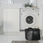 machine à laver dans la salle de bain