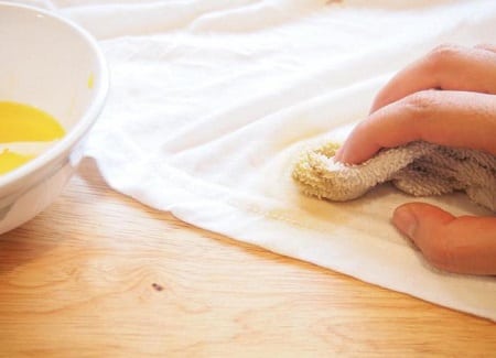 Comment éliminer les marques de brûlure d'un fer synthétique