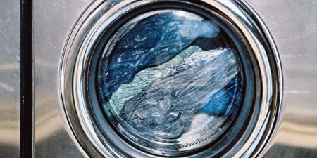 on lave les jeans dans une machine à écrire